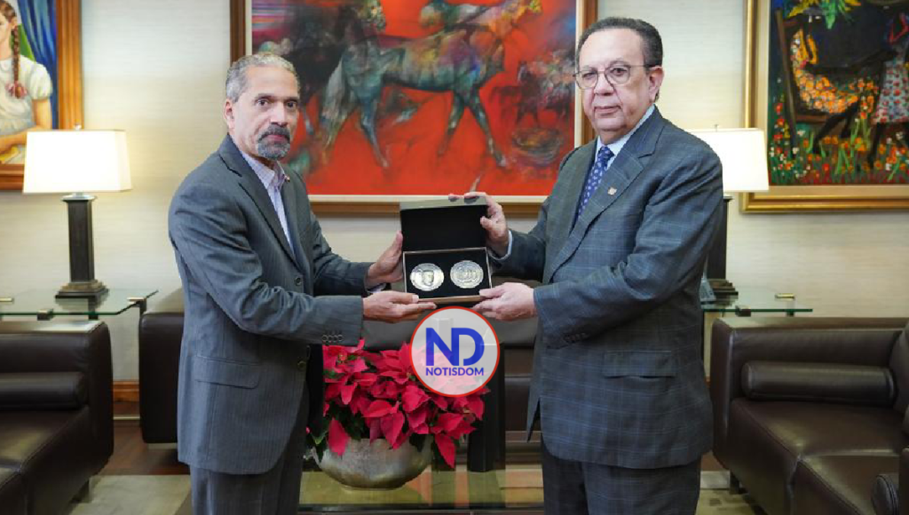 NOTISDOM FOTOS 2022 12 08T153120.694 Efemérides Patrias reconoce con símbolos al gobernador del Banco Central