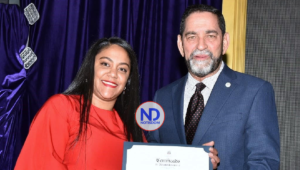 Consulado dominicano en NY celebra fiesta de Navidad; premian Empleada del Año
