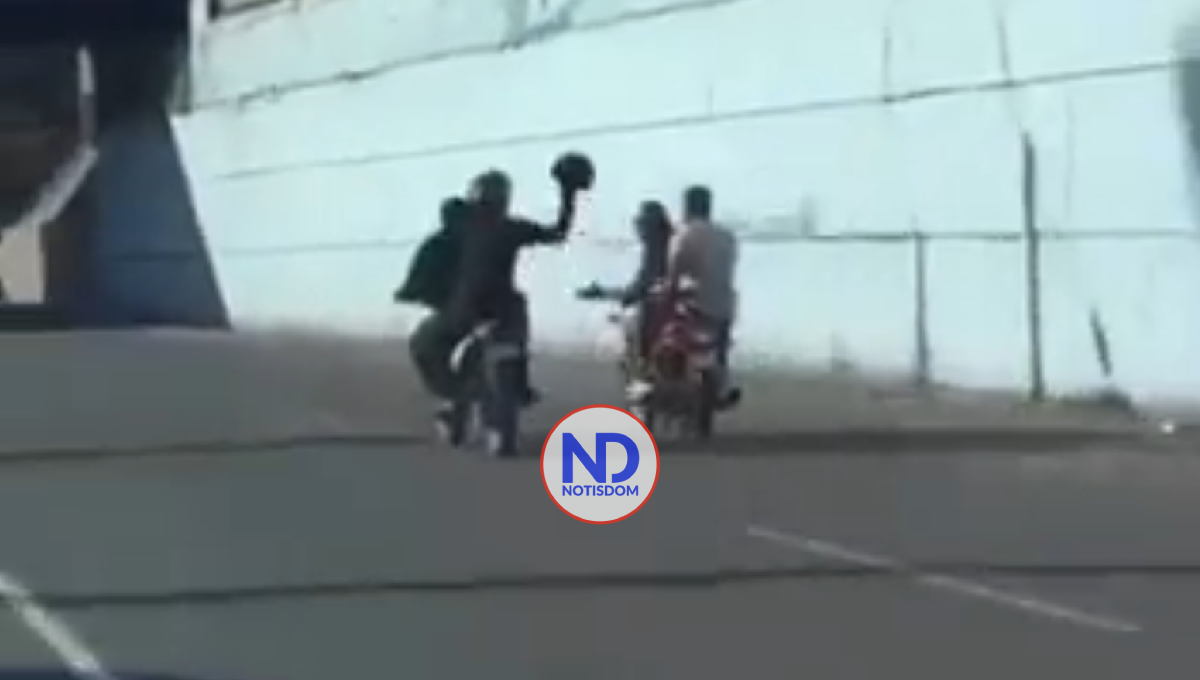 Video | Agentes PN golpean con un casco y tumban motorista circulaba autopista Duarte 2 Video | Agentes PN golpean con un casco y tumban motorista circulaba autopista Duarte