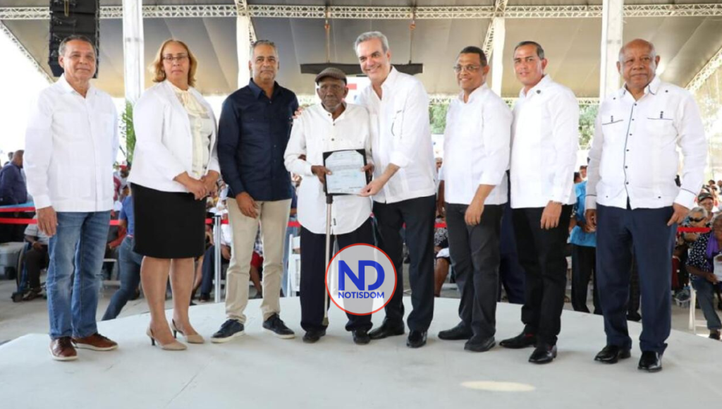 NOTISDOM FOTOS 2022 12 17T111741.304 Presidente Abinader entrega 1,300 títulos de un total de 2,817 en Bajos de Haina