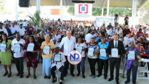 Presidente Abinader entrega 1,300 títulos de un total de 2,817 en Bajos de Haina