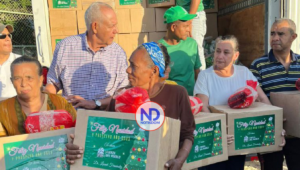 La Fuerza del Pueblo inicia jornada solidaria entregando cajas navideñas en SDE