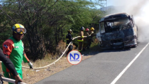 Tres personas mueren calcinadas en accidente de tránsito en la carretera Azua-Baní