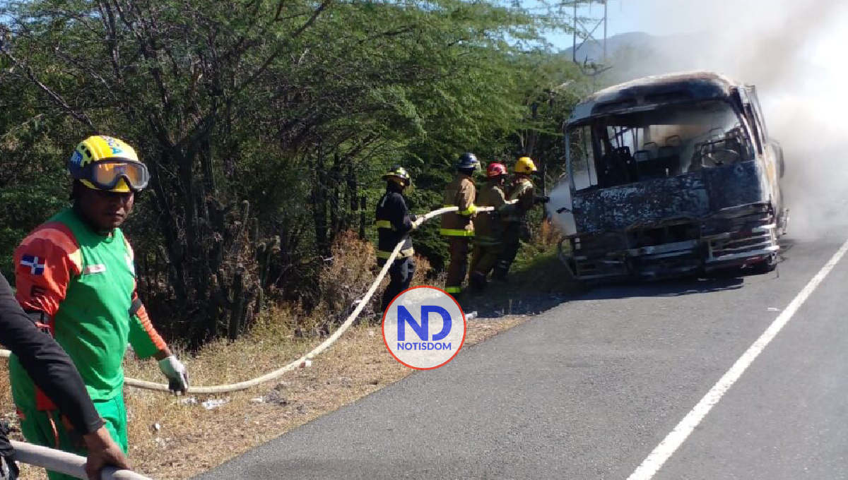Tres personas mueren calcinadas en accidente de tránsito en la carretera Azua-Baní