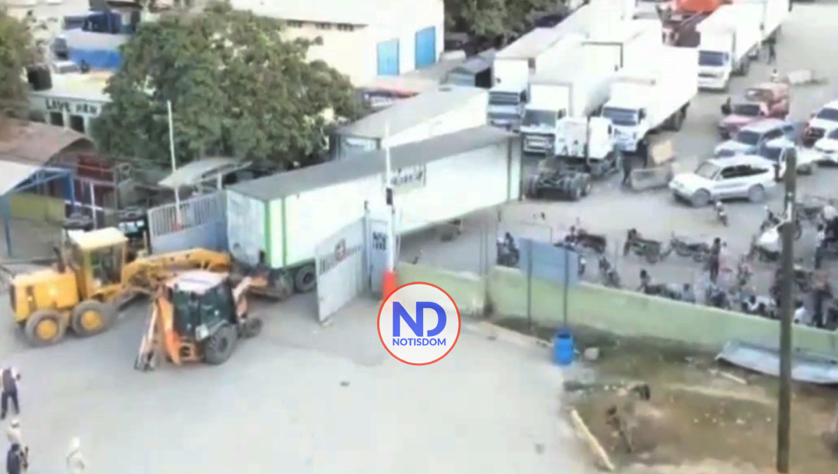 Video | CesFront usa palas mecánicas para cerrar puerta fronteriza bloqueda por haitianos