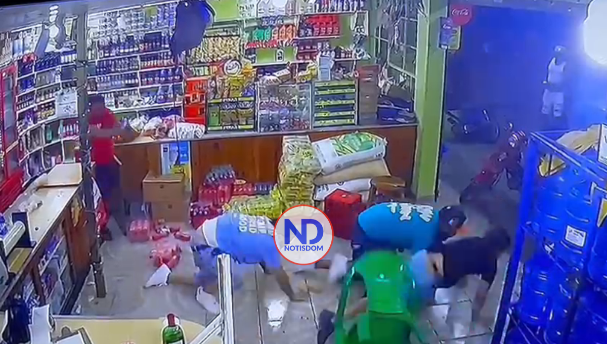 Video | Presunto policía mata dos personas y hiere a otras dos en un colmado en Baní