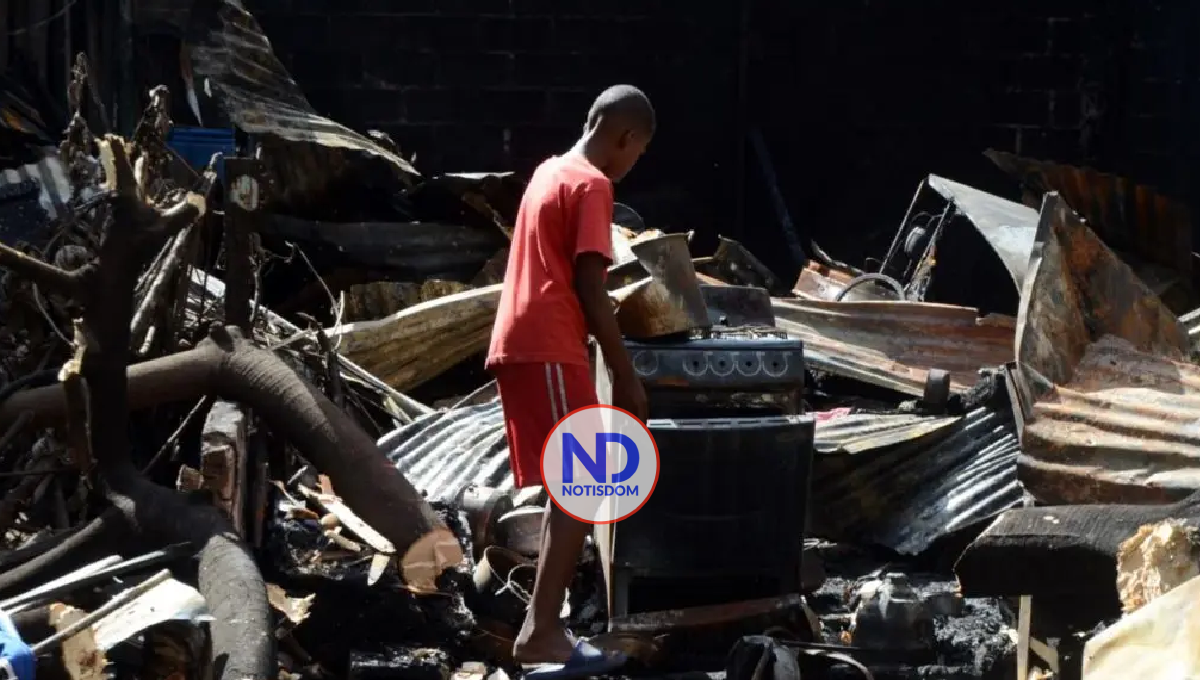 Voraz incendio destruye 10 viviendas en el sector de Villa Juana