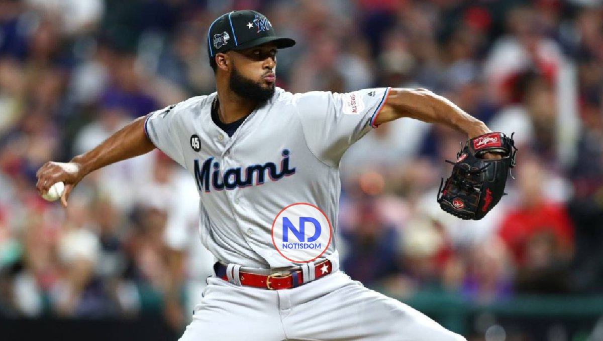 Sandy Alcántara recibe premio como dominicano destacado MLB