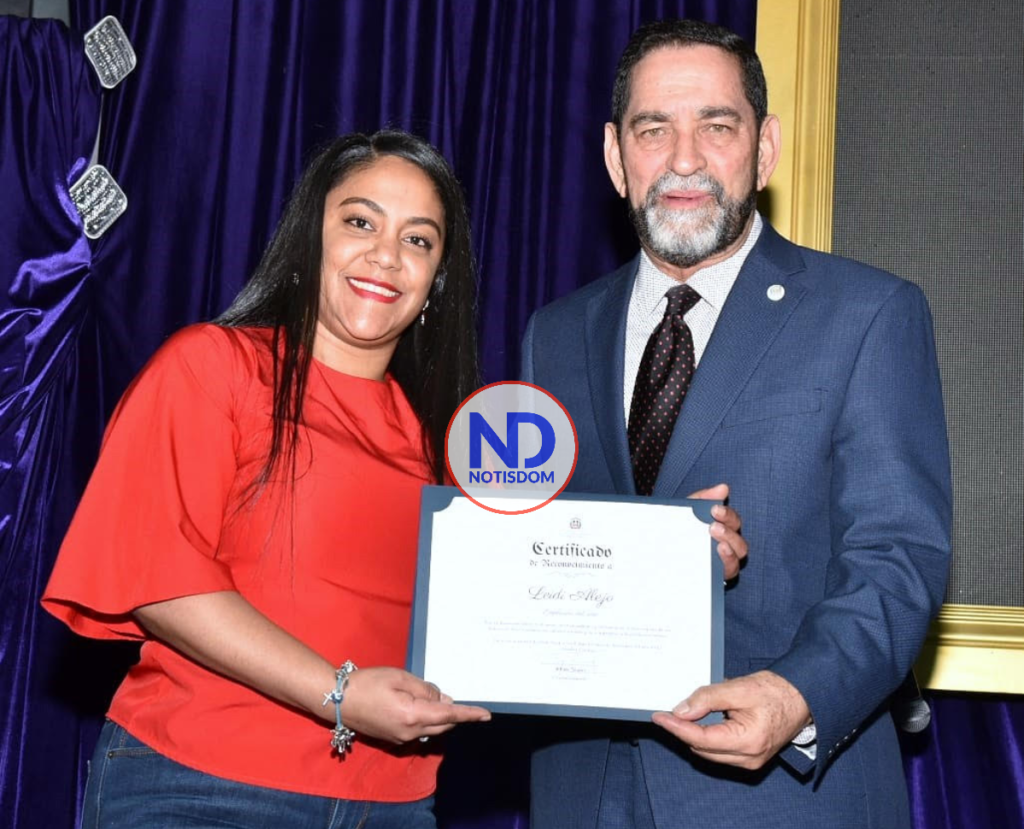 image 3 1 Consulado dominicano en NY celebra fiesta de Navidad; premian Empleada del Año