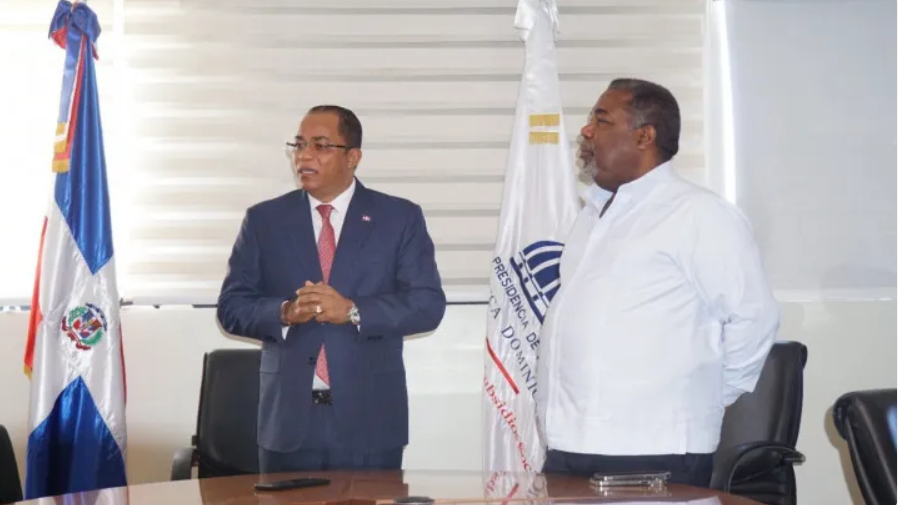 ADESS 2 Juramentan al nuevo director de ADESS