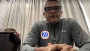 Audo truena contra fanaticada aguilucha por las luces en los celulares