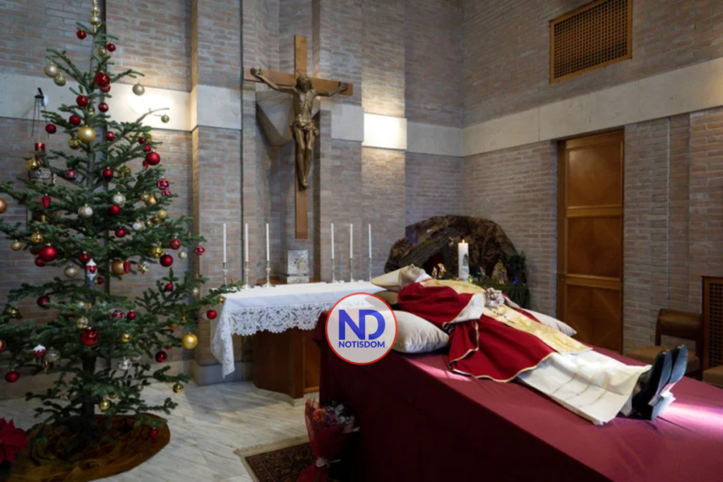 Benedicto XVI cuerpo 04 Primeras imágenes del cuerpo de Benedicto XVI en la capilla ardiente de El Vaticano