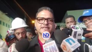 Rescatan a una de las dos mujeres atrapadas en derrumbe en La Vega