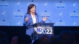 Gobernadora de Nueva York es investida tras ganar elección de medio mandato