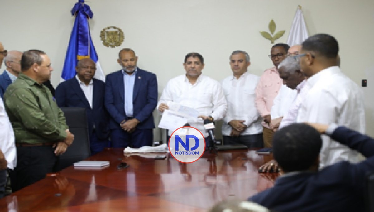 Gobierno entrega RD$60 millones a productores de ajo de Constanza