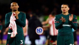 Liverpool sigue tambaleante, con derrota en Brentford