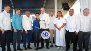 Presidente Luis Abinader entrega 2,298 certificados de título en Consuelo, SPM