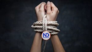 Desconocidos amarran varias personas en salón de belleza para robar