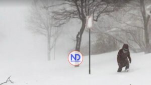 Tormenta causa al menos dos muertes y deja a miles sin energía en California