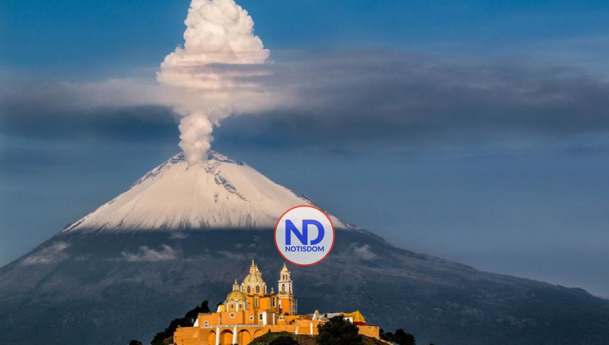 Columna humo 3 mil metros del volcán Popocatepetl de México