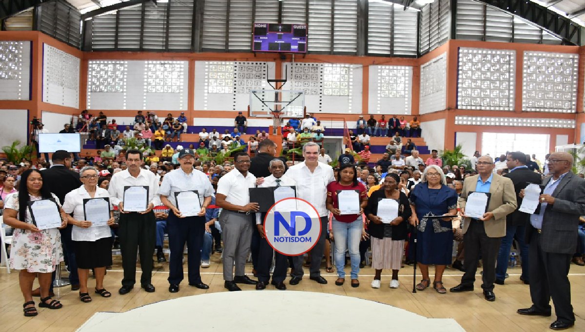 Abinader entrega 560 títulos de propiedad a familias de SDE