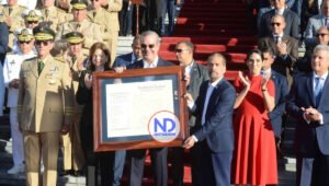Rinden honores a la bandera nacional en Dominicana