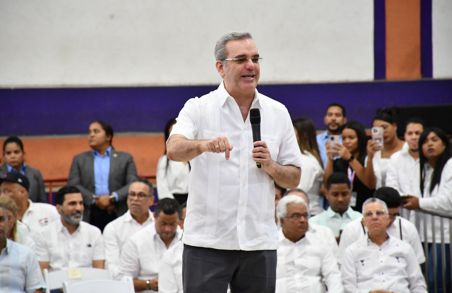 ABINADER 423 Abinader entrega 560 títulos de propiedad a familias de SDE