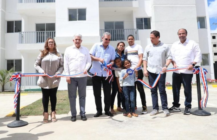 ABINADER 439 Presidente entrega carreteras y apartamentos e inicia otras obras