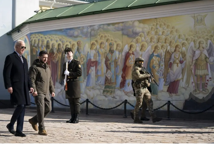 BIDEN Y VOLODYMYR 2 Biden realiza una visita sorpresa a Kiev y se reúne con Zelenski