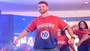 Ponen a la venta camiseta del equipo de RD que asistirá al Clásico