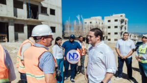 Ministro Bonilla supervisa avances en construcción de “Mi Vivienda Hato del Yaque” en Santiago