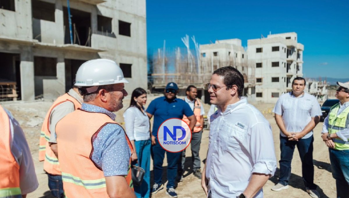 Ministro Bonilla supervisa avances en construcción de “Mi Vivienda Hato del Yaque” en Santiago