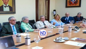 Gobierno y Colegio Médico extienden tregua y continuarán diálogo
