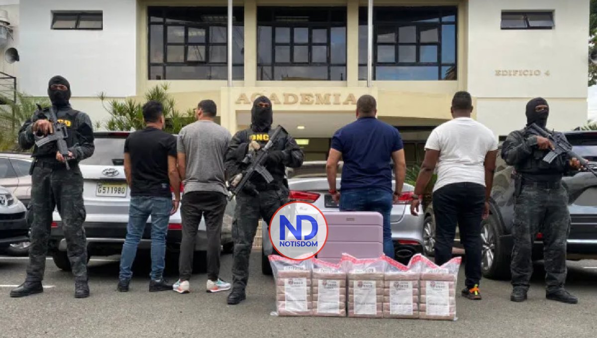 Arrestan cuatro hombres y ocupan 30 paquetes presumiblemente cocaína en Piantini