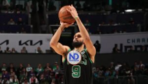 Celtics y Toronto dominan reducida jornada de la NBA