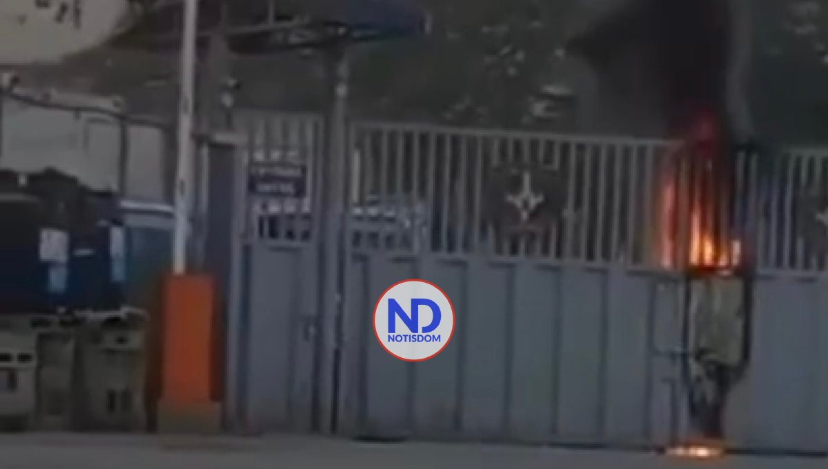 Haitianos quemaron neumáticos en puerta binacional Elías Piña