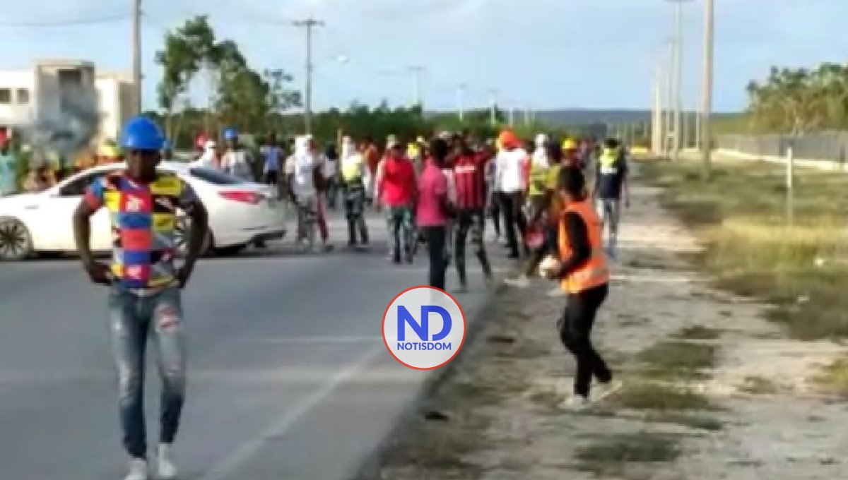 Haitianos apedrean agentes DGM e impiden arrestos indocumentados