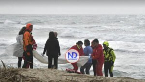 Elevan a 60 los fallecidos por naufragio en Italia