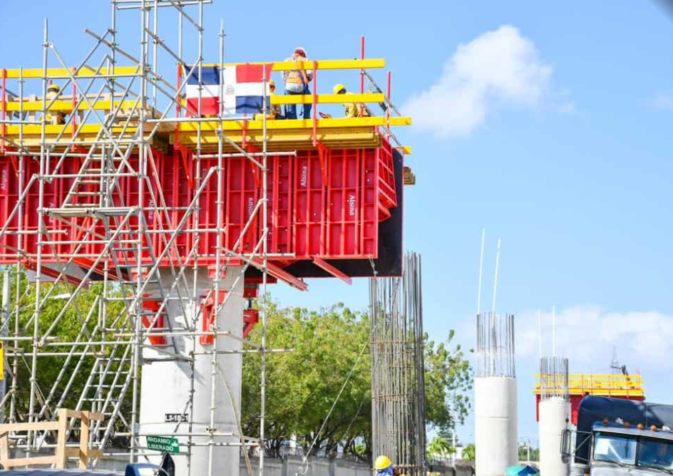 Ministro de la Presidencia supervisa trabajos del Teleférico y Monorriel de Santiago 3 MONORRIEL 1 Ministro de la Presidencia supervisa trabajos del Teleférico y Monorriel de Santiago