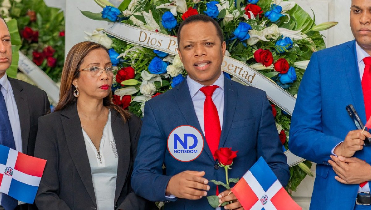 País Posible deposita ofrenda floral por el mes de la patria