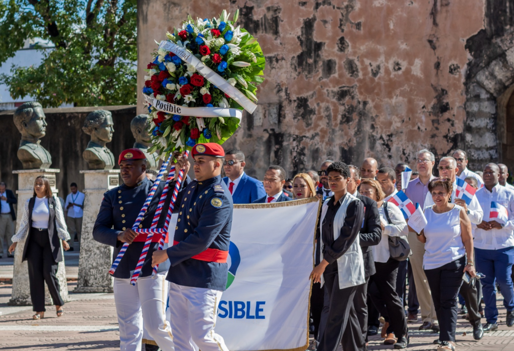 OFRENDA 1 País Posible deposita ofrenda floral por el mes de la patria