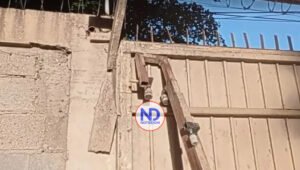 Dos estudiantes heridos tras caerles puerta de plantel educativo en Santiago