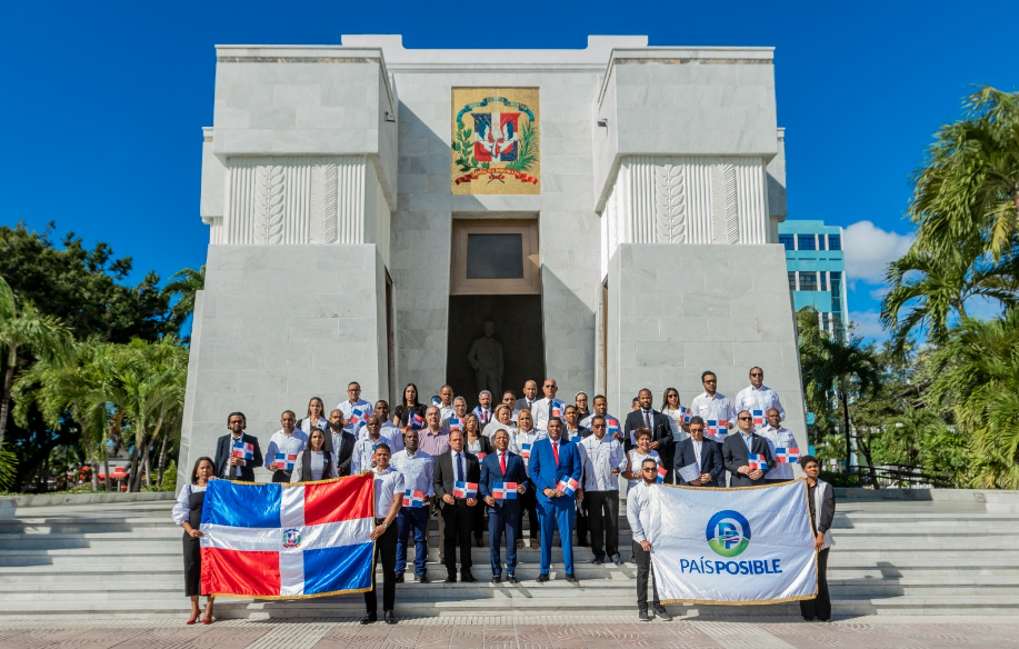 PUERTA DEL CONDE 1 País Posible deposita ofrenda floral por el mes de la patria
