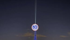 La Torre Eiffel se ilumina con los colores de Ucrania a un año de la invasión