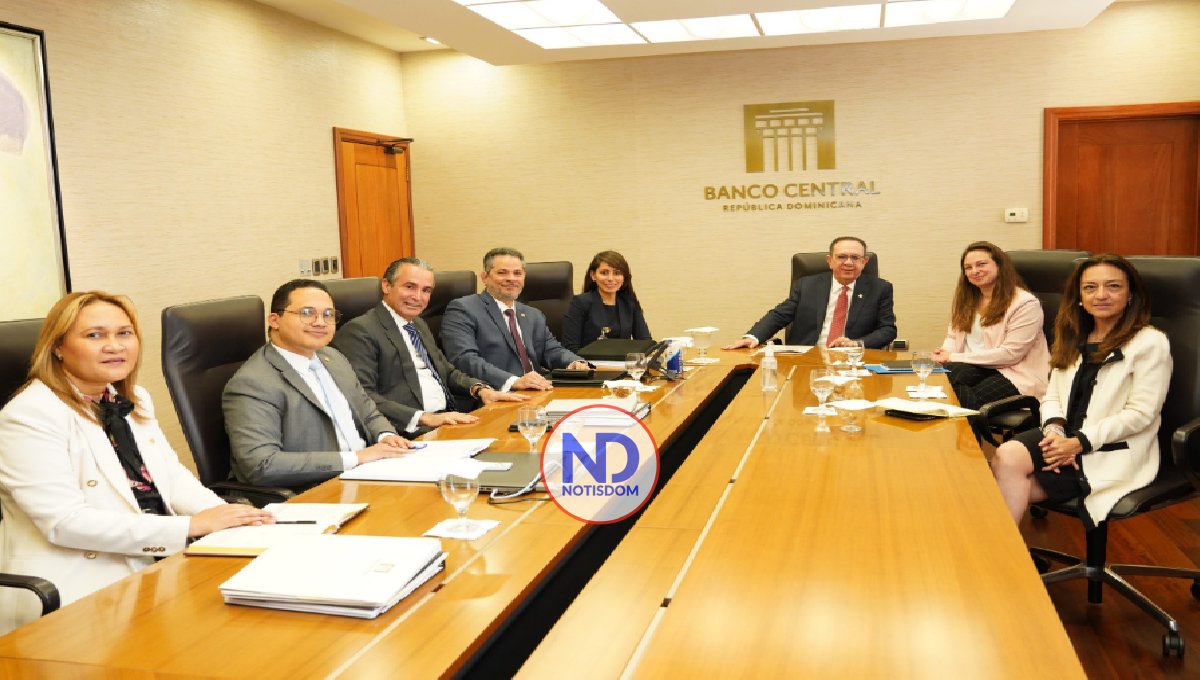 Valdez Albizu se reúne con la directora asociada para Servicios Bancarios y Financieros del OTA