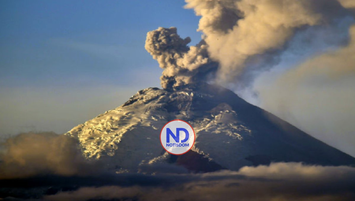 Volcán Cotopaxi en Ecuador hace erupción a dos kilómetros altura