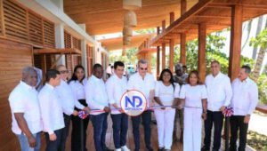 Abinader inaugura dos plazas de vendedores playa Guayacanes