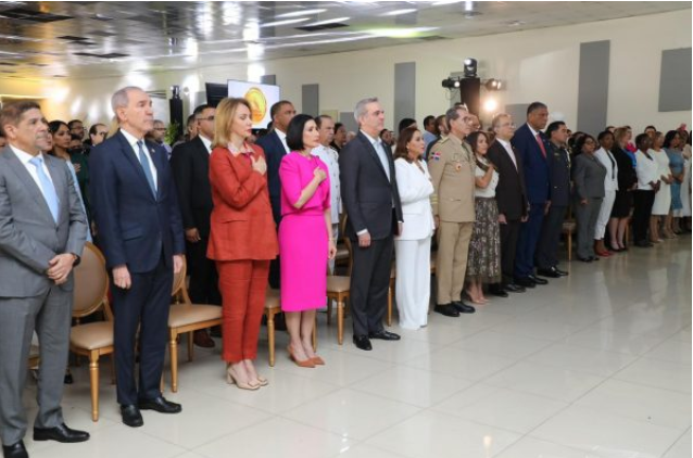 ABINADER 455 Presidente Abinader reconoce 14 mujeres, reitera compromiso contra violencia