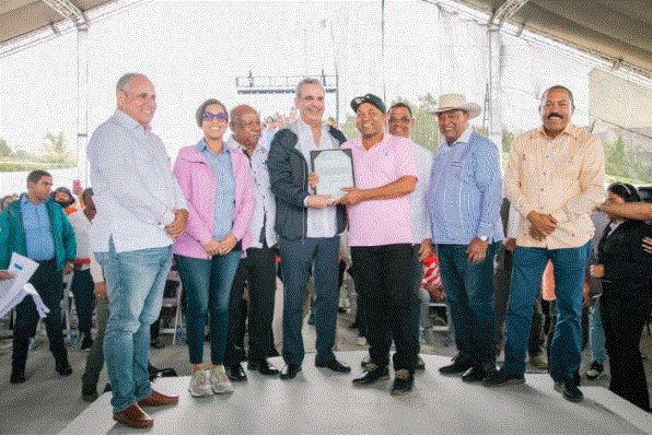 ABINADER 465 Abinader entrega 1,183 títulos e inaugura obras en El Pocito, Montecristi