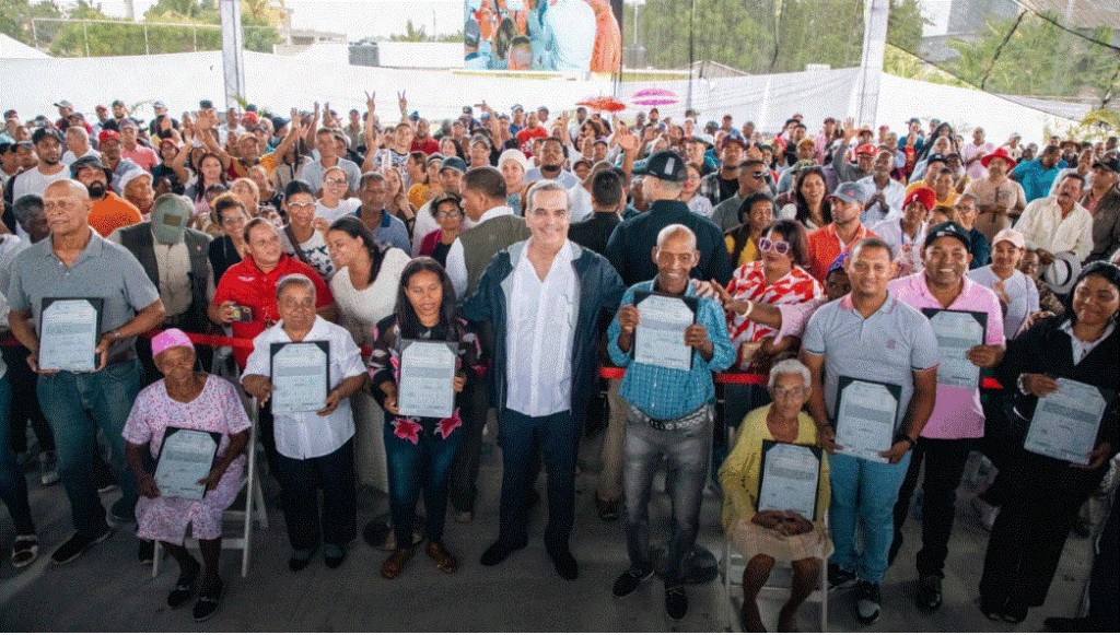 ABINADER 467 Abinader entrega 1,183 títulos e inaugura obras en El Pocito, Montecristi